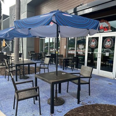 Outdoor seating for Sal's pizza restaurant Orlando